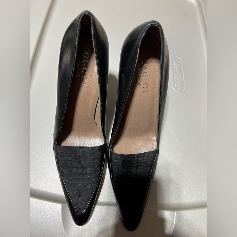 Gucci leather pointed toe blk pumps with grosgrain accent